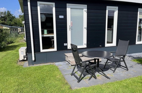 Zuideinde House | Cozy studio in the car-free heart of Giethoorn with boxspring double bed and fully equipped kitchen. Air conditioning available for extra comfort.