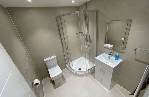 River Apartment | Deluxe Apartment at London Dagenham Apartments