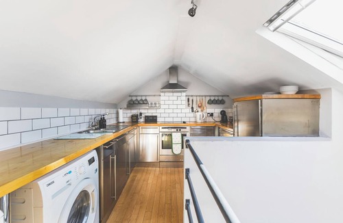 Northcote Apartment | Designer Battersea Family Home | 3BR | Sleeps 6