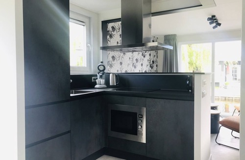 Giethoorn House | Detached chalet for 6 guests with spacious wooden deck and three bedrooms, located in car-free Giethoorn village.