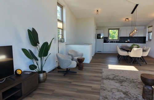 Giesbeek House | Detached luxury waterfront villa for 8 people with panoramic views, a rooftop terrace, and within walking distance of the beach at the Rhederlaag. Enjoy peace, nature, and comfort near the Posbank, ideal for families and groups of friends.