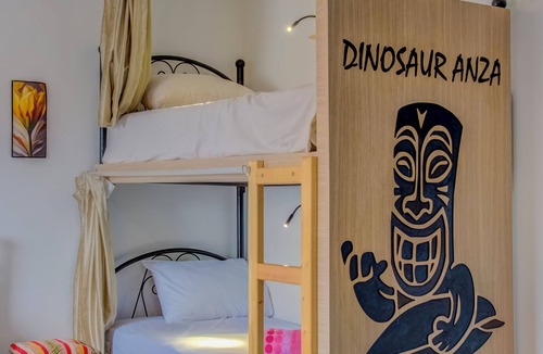 Anza Hostel | Dinosaur Surfside Haven cozy Beachfront!