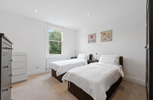 Ealing Common Apartment | Ealing Broadway - Lovely 2-bedroom flat with offstreet parking