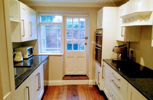 Blackheath Apartment | Elegant & spacious parkside 2-bedroom 2-bathroom flat in period building opposite Blackheath - great Greenwich location, free onsite parking, close to O2 Arena and easy to City by rail or tube!