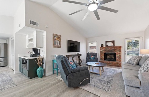 Bellair House | Endless Summer-2 BR 2 BA newly renovated: Close to Phoenix Scottsdale & Glendale