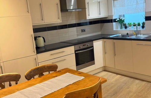 Hampton Wick Apartment | Enjoyable 3-bedroom apartment in charming Hampton Wick neighborhood