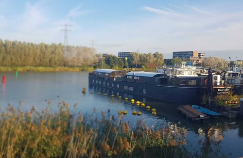 Amsterdam East Boat Rental | EUPHRATE HOUSEBOAT Kelly's room