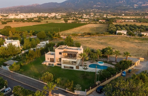 Tingaki House | Ferienvilla "Xenos 2" mit Blick auf das Wasser by Interhome