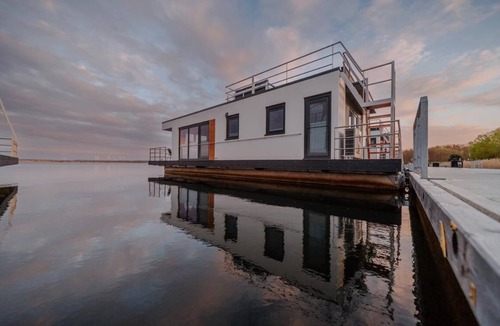 Laasow House | Floatinghouse Seelenbaumler in the Spreewald with lake view