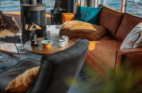 Laasow House | Floatinghouse Cosy Home: lake view, fireplace & terrace with outdoor mooring