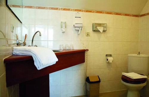 Lekkerkerk Hotel | Free Parking Included | Dine on the Terrace & Enjoy the Outdoor Pool