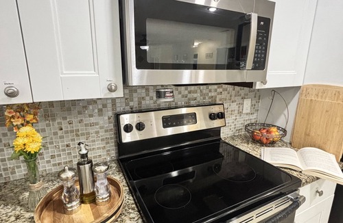Tampa House | Frenzy for the old w/heatedpool in a safe and quite neighborhood!