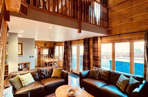 Foyers Cabin | Group lodge with hot tub and fire pit