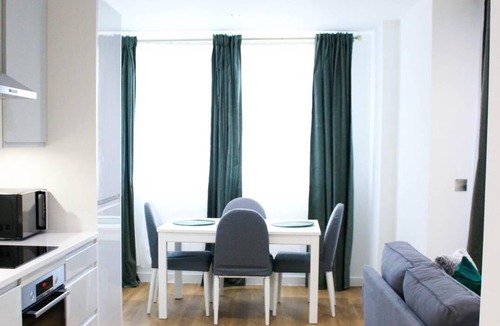 Royal Docks Apartment | Guthrum Place 3 Bedrooms Luxury Apts Royal Wharf Dockland Gallions Reach DLR Stn