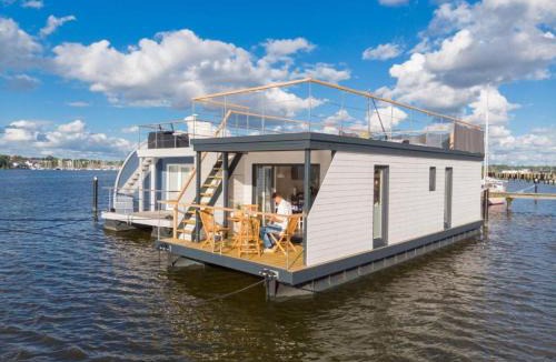 Schleswig Boat Rental | Hausboot Aegir mit Dachterrasse in Schleswig am Ostseefjord Schlei