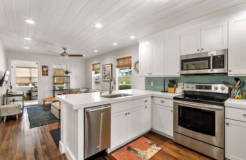 Anglers Park Cottage | Historic Charming 2-bedroom cottage with WiFi, AC in Key Largo