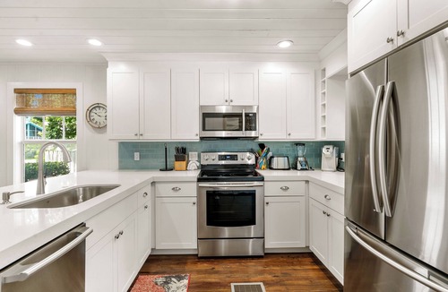 Anglers Park Cottage | Historic Charming 2-bedroom cottage with WiFi, AC in Key Largo