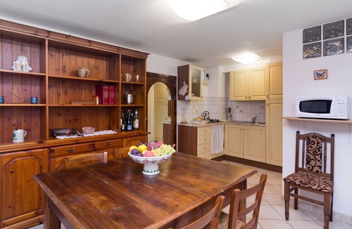 Capitana Apartment | Holiday Apartment "Casa Ginepro" in Villa with Wi-Fi, Courtyard & Pool