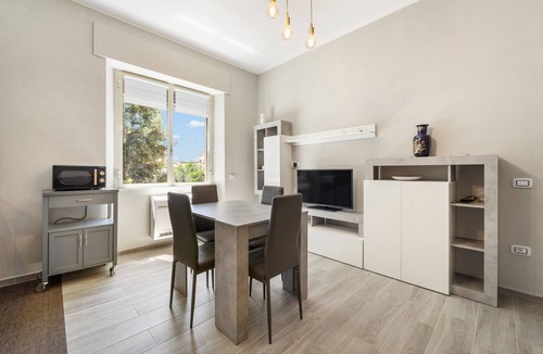 Carbonia House | Holiday Home 'Appartamento Elegante Carbonia' with Balcony, Wi-Fi and Air Conditioning