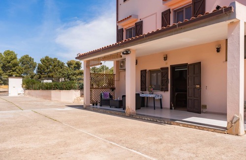 Capitana Apartment | Holiday Home 'Olmi' with Private Terrace, Wi-Fi and Air Conditioning