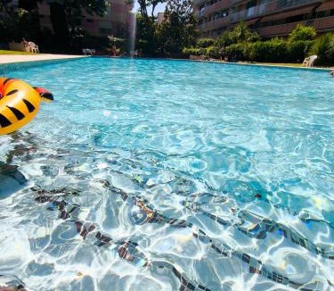 Vallauris Apartment | Home2Sea - Piscine, Jardin, studio cabine, 1 canapé lit convertible 2 ADULTES, 1 lit superposé triple 3 ENFANTS ou ADOS