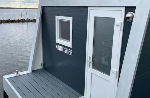 Biddinghuizen Boat Rental | Houseboot Kingfisher, lake view