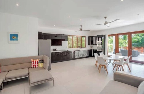 Durants Villa | Large modern villa with pool on West Coast near beach & restaurants w/parking.