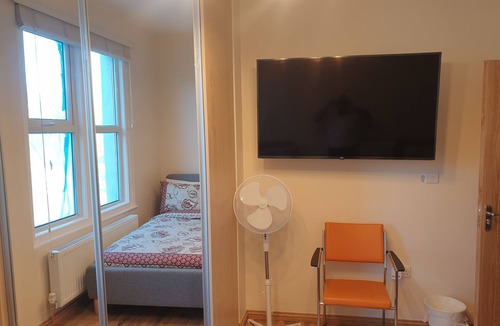 Valentines Apartment | London Luxury Spacious 2 Bedroom Apartment 5 mins to Ilford Station