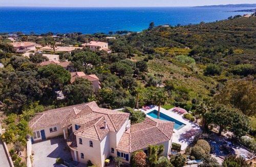 Plage de la Garonnette Villa | Luxurious Villa, large pool, splendid sea view, 5min walk to the beach