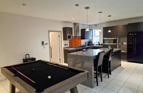 Ealing Common House | Luxury 3-bedroom House 3 minutes from Tube station