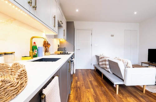 Kentish Town Apartment | Luxury 3BR Pool Table GymBike SmartTV WiFi