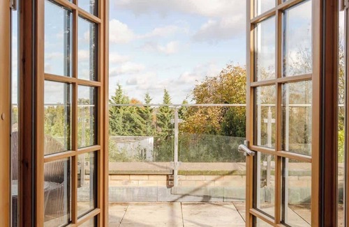 Hendon House | Luxury 5 Bedroom & 4 Bathroom - Garden,Cinema,Gym