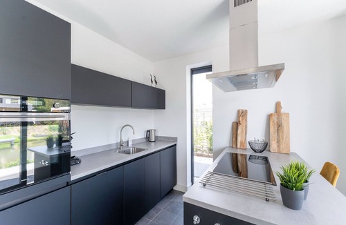 Biddinghuizen House | Luxury 6-person holiday villa on the water with 3 bedrooms, 2 bathrooms, a spacious terrace with lounge set, and a private swimming jetty. Located at Villa Resort Harderwold, close to Harderwijk and the Veluwemeer!