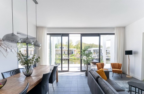 Biddinghuizen House | Luxury 6-person holiday villa on the water with 3 bedrooms, 2 bathrooms, a spacious terrace with lounge set, and a private swimming jetty. Located at Villa Resort Harderwold, close to Harderwijk and the Veluwemeer!