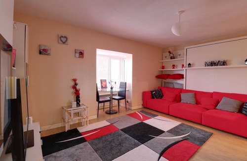 London Borough of Ealing Apartment | Luxury Studio Apartment ideal long/short stay. Perfect access to WEMBLEY ARENA