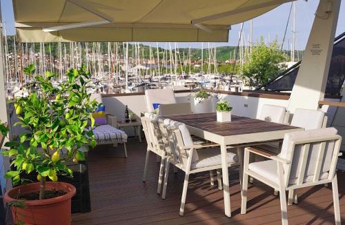 Seca House | MIRAMARE Romantic Experience with privat Jacuzzi - floating house
