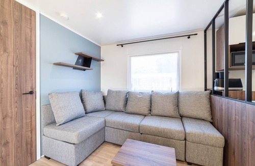 Canet-Plage House | Mobile Home 'Camping Siblu Vue Sur Canigou' with Lake View, Shared Pool & Wi-Fi