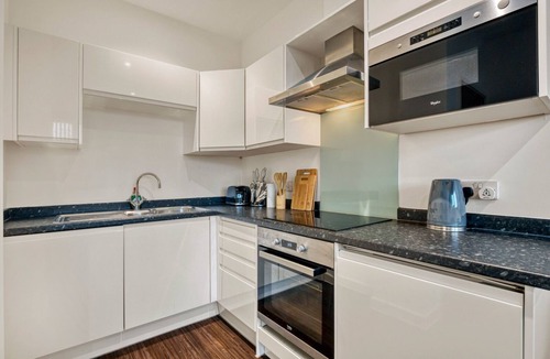 Harlington Apartment | Modern 1 Bed by Heathrow Airport
