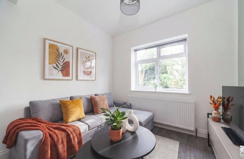 Childs Hill Apartment | Modern 2-Bed Flat Golders Green Free Parking