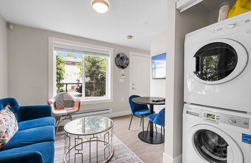 Riley Park-Little Mountain House | Modern 3BR Lane House Vancouver