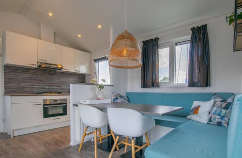 Breukelen Ski Chalet | Modern chalet with private jetty on the water