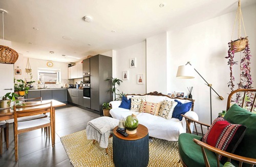 Stratford Apartment | Modern Flat with Country Charm