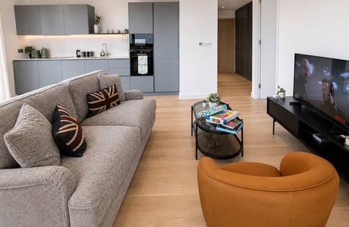 Peninsula Apartment | Modern Greenwich flat with Balcony near The O2 & Canary Wharf