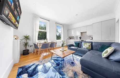 Mortlake Apartment | Modern Spacious 2-bedroom apartment near Richmond Park and River Thames