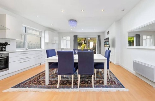 Hendon House | *Modern spacious four bedroom house in London*