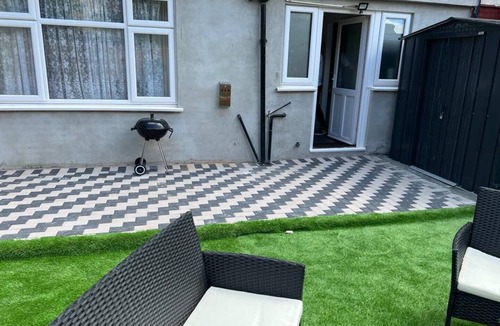 Cranbrook Apartment | Moydom- Cosy one bed apartment- 2 mins from Gants Hill Tube station