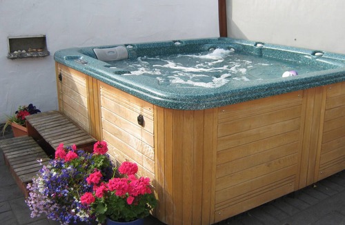 Rathgormuck House | Nells Farm House with mountains views and hot tub