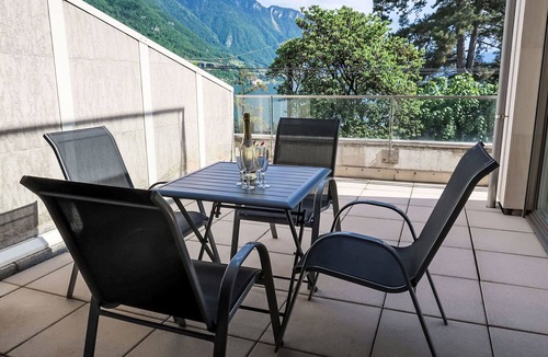 Montreux Apartment | Nice apartment for 8 guests with A/C, WIFI, pool, TV, balcony and panoramic view