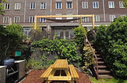 Amsterdam East House | Opposite the tram stop-3 bedroom house in beautiful Amsterdam with WiFi, AC