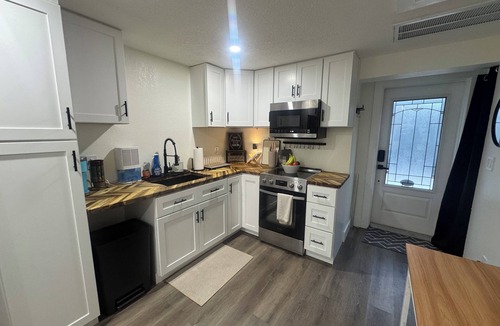 Greater Northdale Apartment | Private 1 bedroom 1 bathroom guest apt, full kitchen, private driveway/entrance